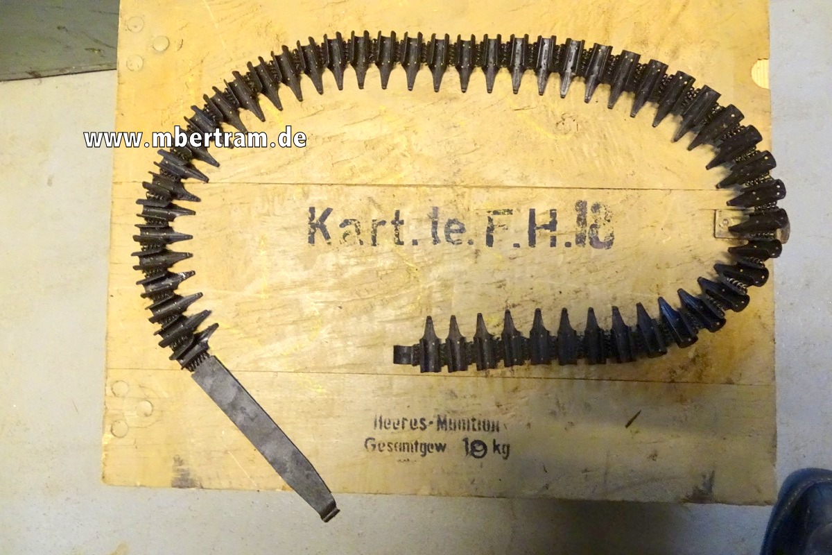 MG 34 Gurtkette 50 Patronen mit fest angebrachtem Einführstück, Codestempel  "fem" SELTEN