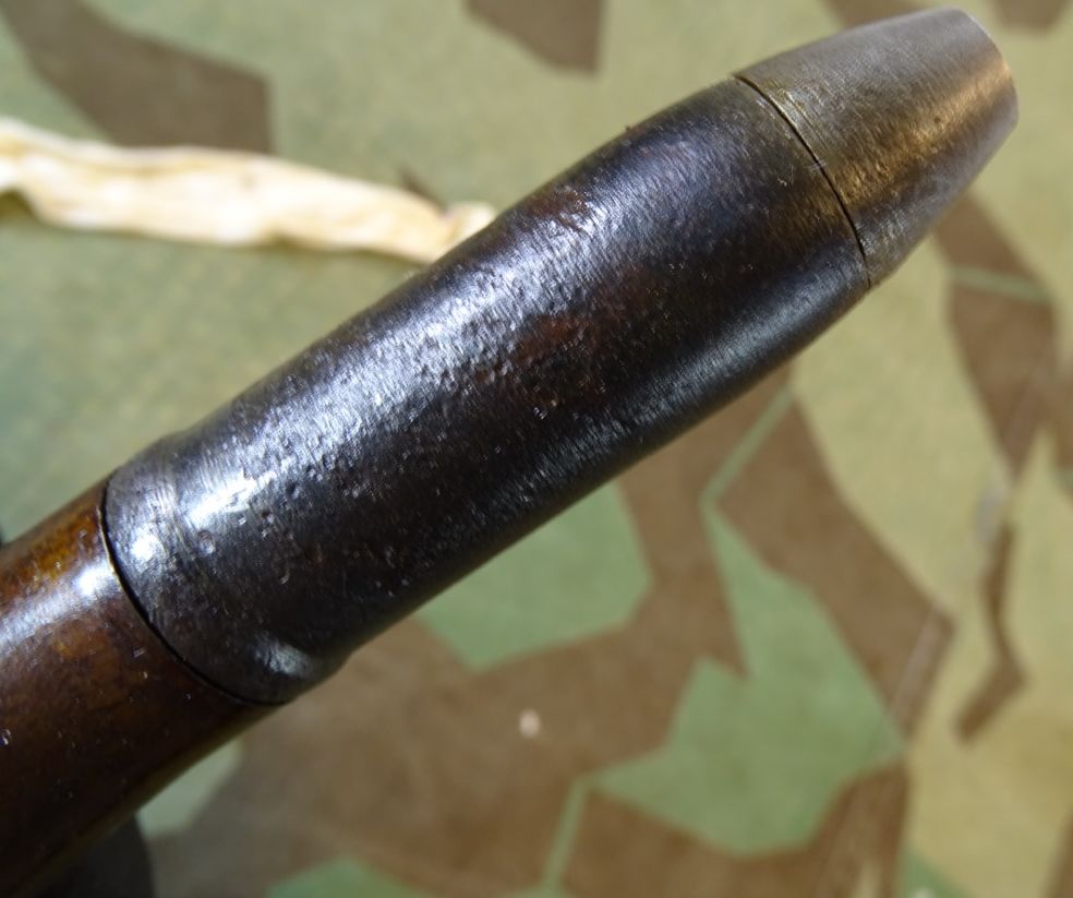 Deko-Patrone 2 cm Flak 38, lackierte Stahlhülse, Eisenzünder, Ladungssäckchen