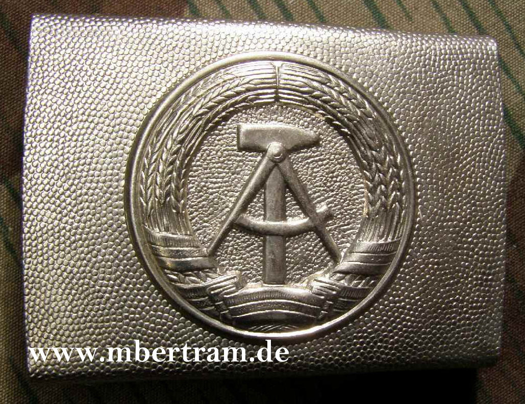 DDR Koppelschloss der Nationalen Volksarmee, silbern, späte Form mit breitem Haken