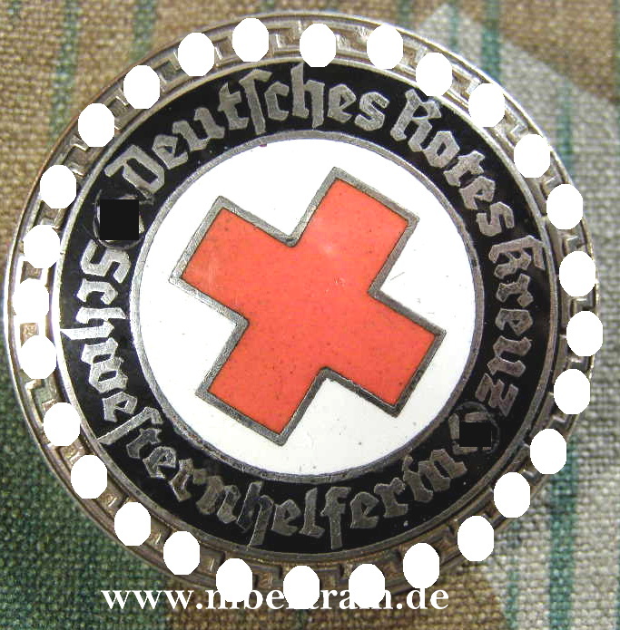 DRK, Brosche " Schwesternhelferin ", 2.Form, emailliert