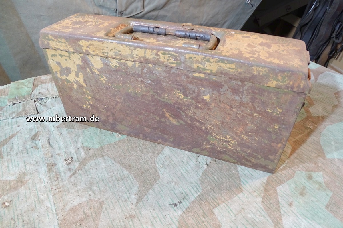 MG 34/42 Patronenkasten 41 gestempelt. Lehmgelb/ feldgrau