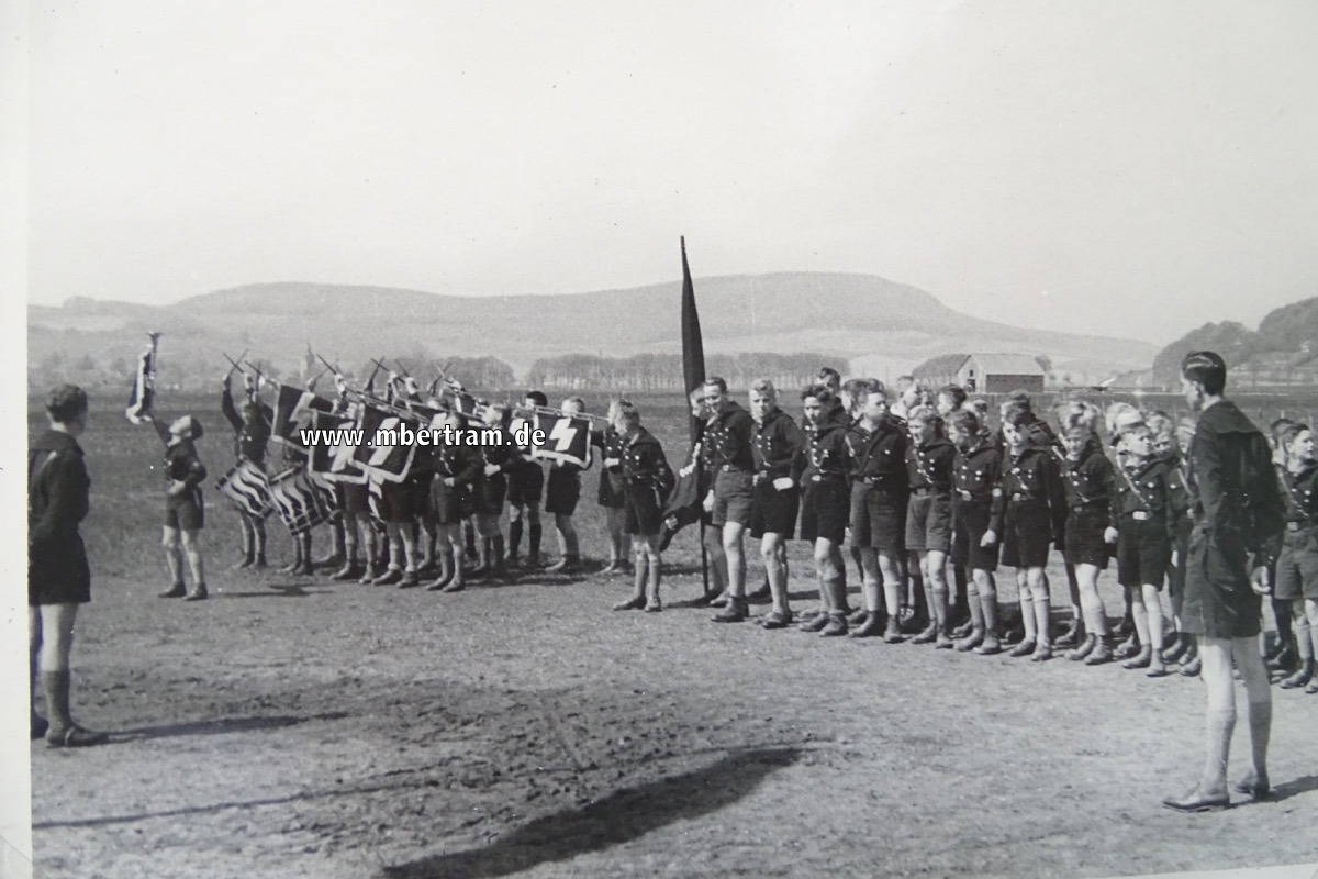 18408-12 Fotoalbum eines Angehörigen der SS Division "Germania"
