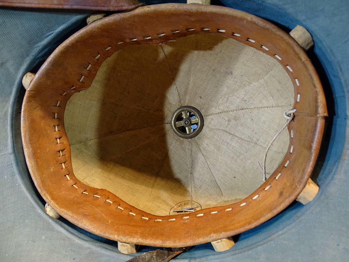 Französicher Tropenhelm aus Vorkriegszeit, genutzt als Beutehelm bei der Kriegsmarine/ Afrika Korps Französicher Tropenhelm aus Vorkriegszeit, genutzt als Beutehelm bei der Kriegsmarine/ Afrika Korps