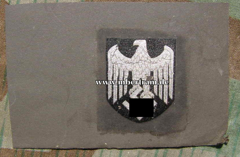 Original Wehrmachts Stahlhelmwappen Heer, aus Album.