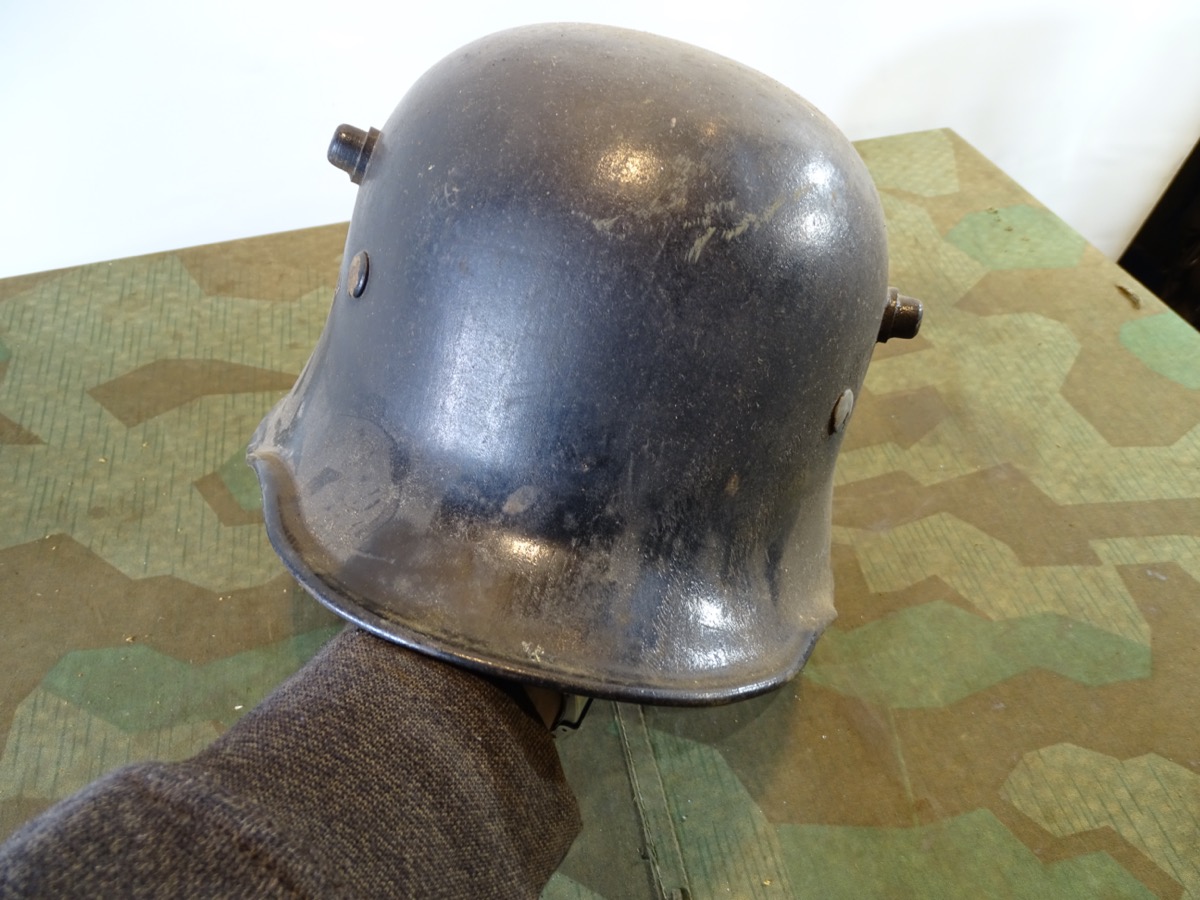 Schwarzer M 18 Stahlhelm mit Original WH Innenleben, 1. / 2. Weltkrieg