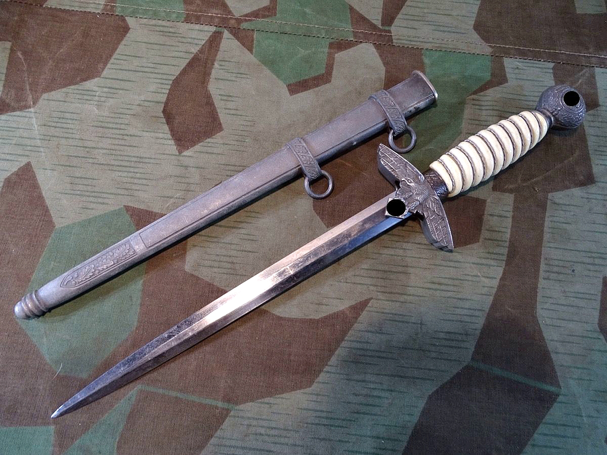 Luftwaffen Offiziersdolch, weißer Griff, späte Fertigung.  Luftwaffen Offiziersdolch, weißer Griff, späte Fertigung.