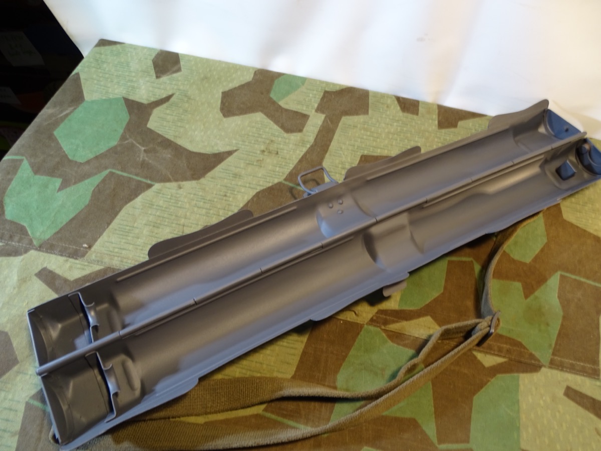 Replik: blaugrauer Wehrmachts Luftwaffen / Fallschirmjäger / LW Felddivision Laufschützer 42/ Ersatzlaufbehälter MG 42 mit Tragegurt