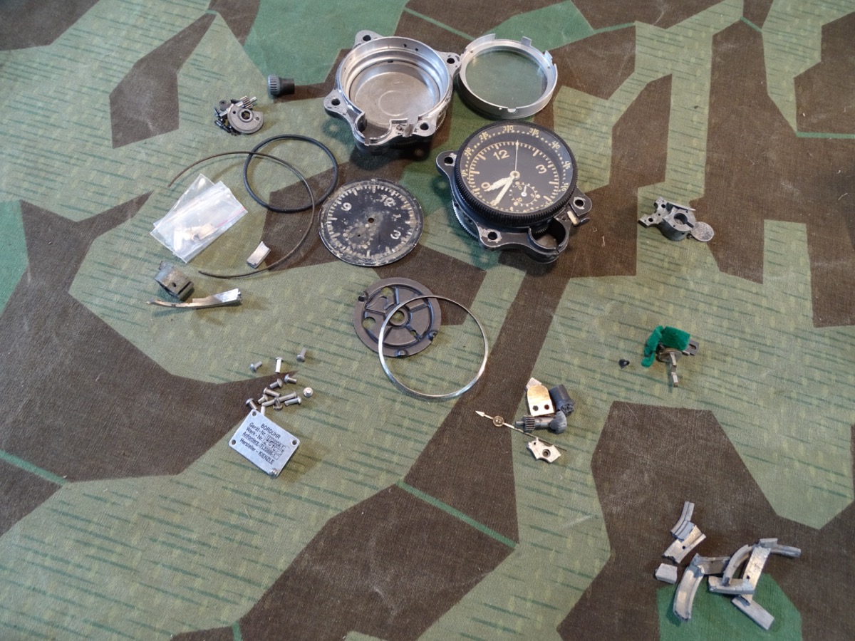 2 Luftwaffen Borduhren, Kienzle. Ersatzteilträger / Belegstücke/ Dekostücke