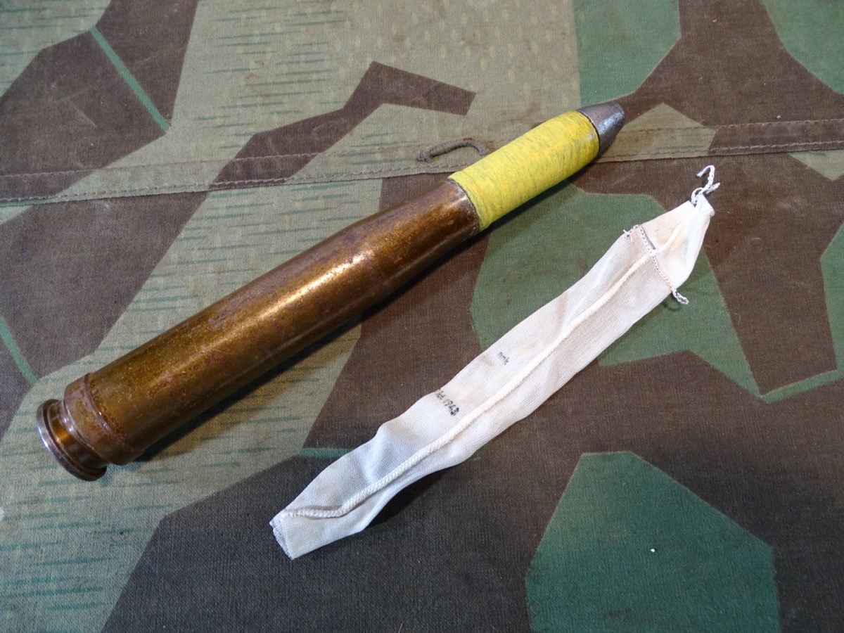 Deko-Patrone 2 cm Flak 38, Stahlhülse, Zünder, Ladungssäckchen 