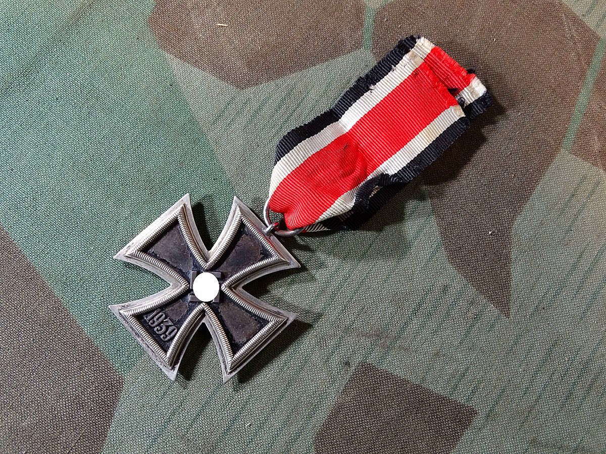 Eisernes Kreuz 2. Klasse 1939 mit Band, ungemarkt, typische Klein & Quenzer Fertigung