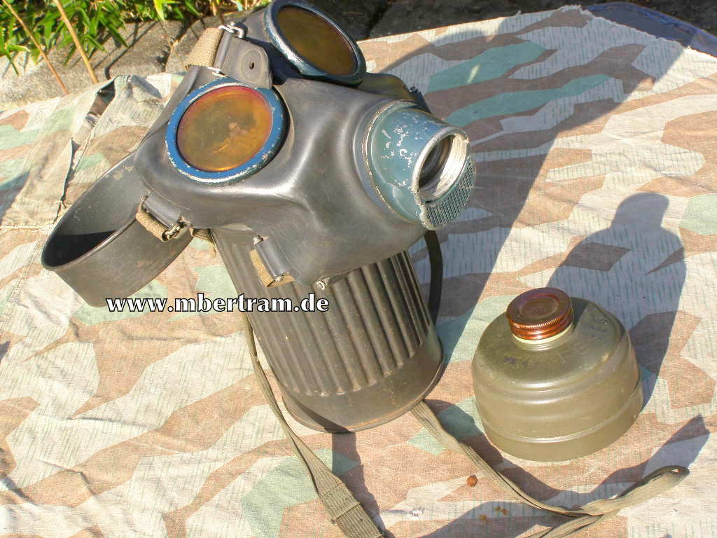 GASMASKE "AUER " ,SCHWARZE GERIPPTE BLECHDOSE