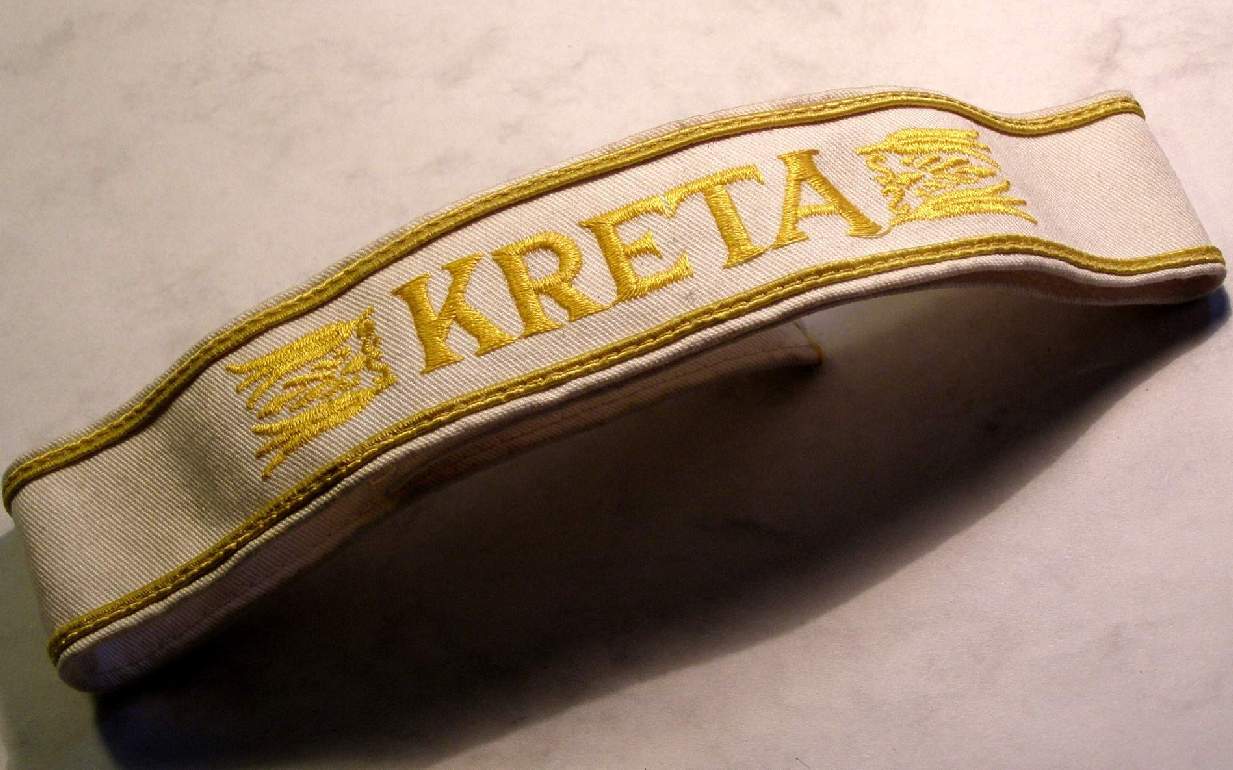 Replik: Ärmelband Kreta. Weisser Stoff, goldgelbe Stickerei.