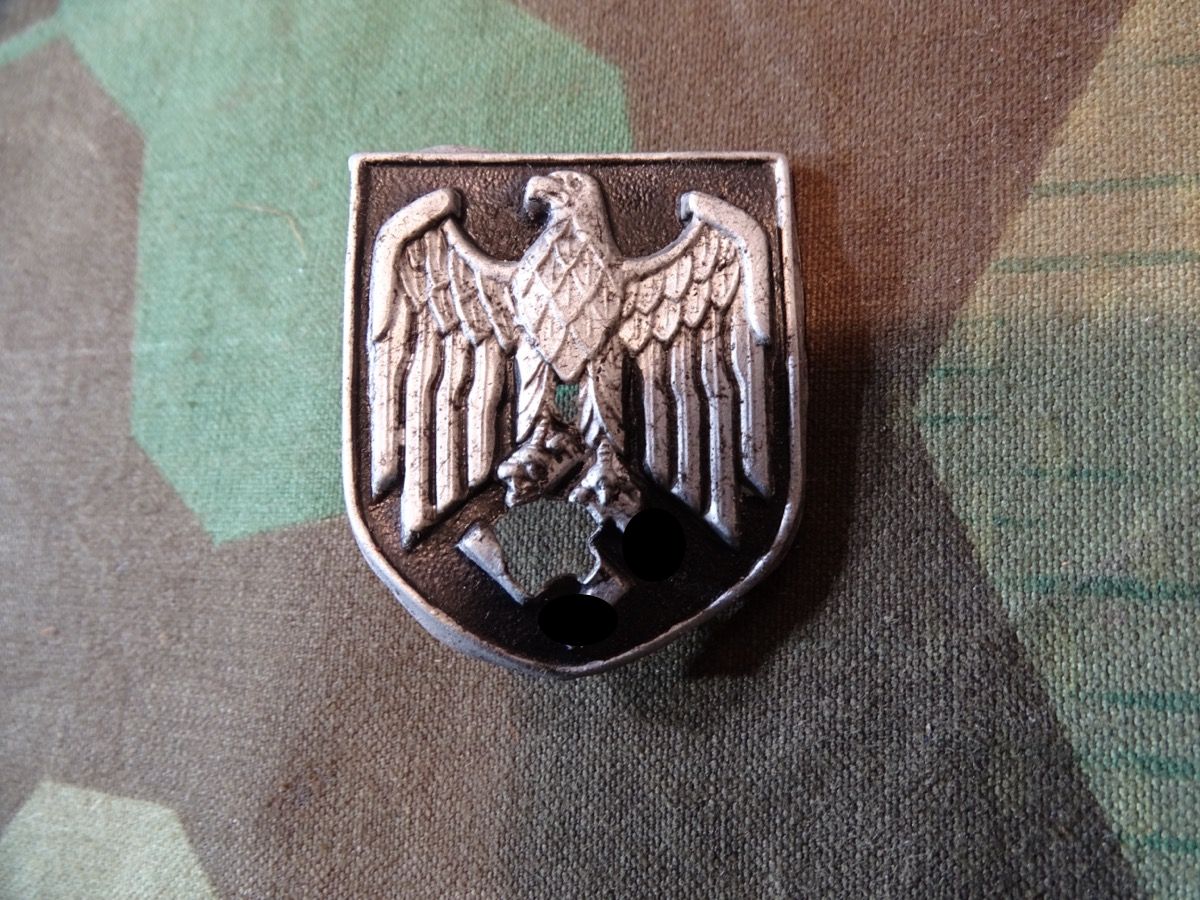 Adler Wappen für Wehrmachts Tropenhelm, frühes Stück, Buntmetall lackiert, 1 Splint dran, Loch im HK