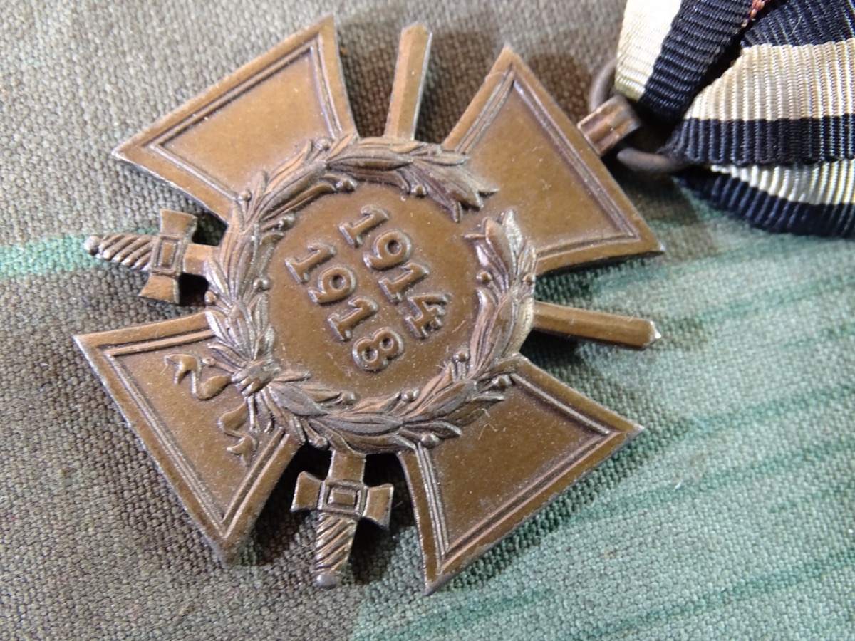 Ehrenkreuz für Frontkämpfer 1914/ 1918 mit Schwertern. No 45 R.V. Pforzheim