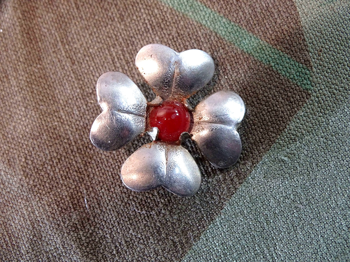 Winterhilfswerk WHW - Reichsstrassensammlung Okt.1936. 1 Stück aus der Serie "STILISIERTE BLUMEN" Kleeblatt