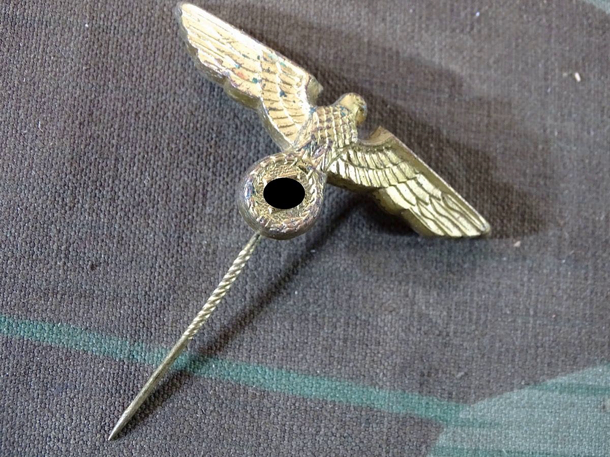 Kriegsmarine Mützenadler für Tellermützen,  vergoldet an langer Nadel. 