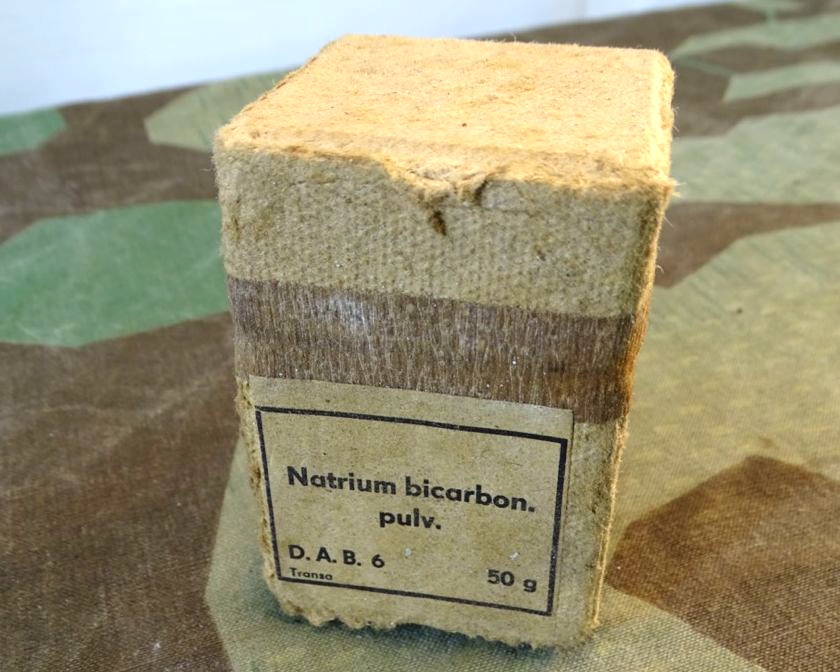 Pappbehälter mit Natr. Bicarbonat Pulver , D.A.B 6, 50 gr. Luftschutz und Sanitätsmaterial. 
