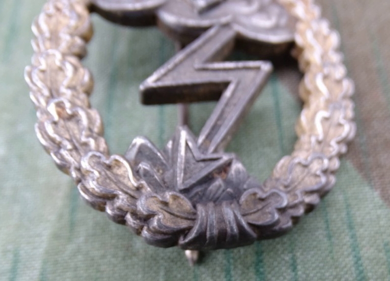 Erdkampfabzeichen der Luftwaffe, Feinzink, Adler aus Neusilber aufgenietet, "G.H.Osang Dresden" Erdkampfabzeichen der Luftwaffe, Feinzink, Adler aus Neusilber aufgenietet, "G.H.Osang Dresden"