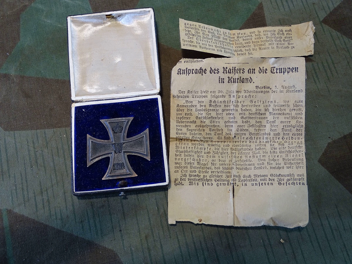 Eisernes Kreuz 1. Klasse 1914 mit Etui. Magnetischer Eisenkern,  kpl. Schwärzung.  Hst. W.S.