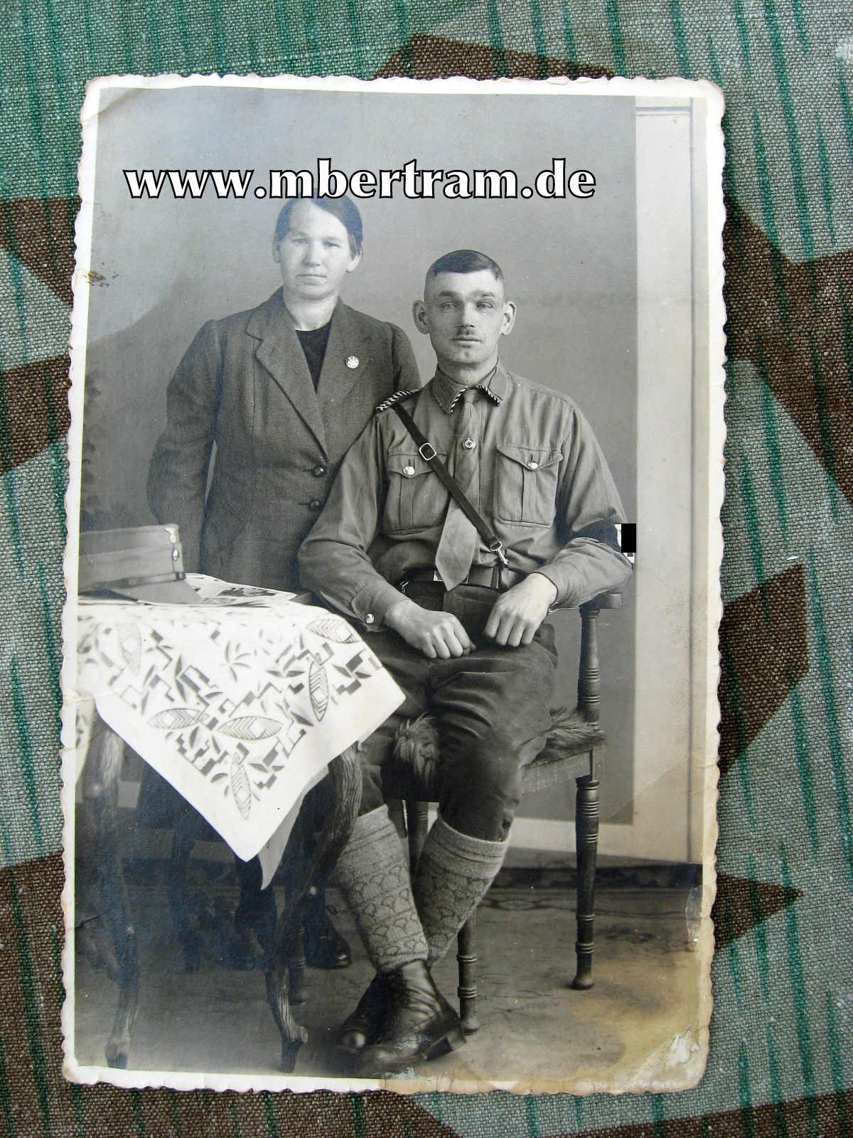 Postkarten Portraitfoto SA Mann mit gemusterten Wollsocken
