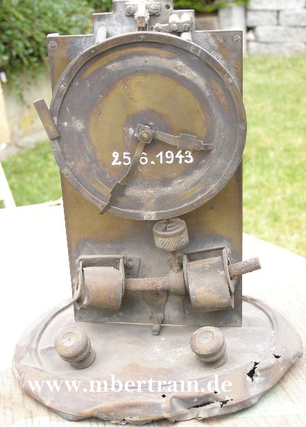 Kaminuhr aus zerbombtem Haus, 25.6.1943 Gelsenkirchen