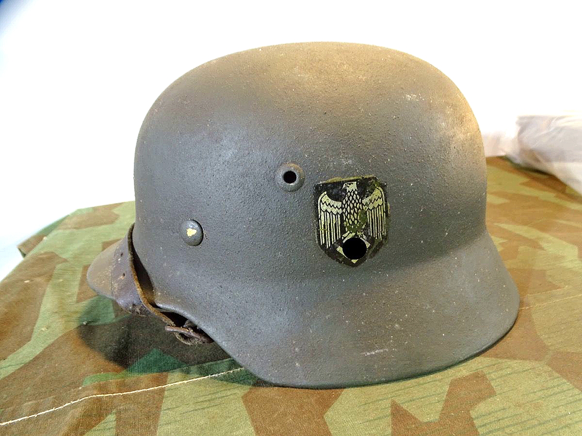 Stahlhelm M 35, Innen Originalfarbe, außen neu gestrichen ET 64. 