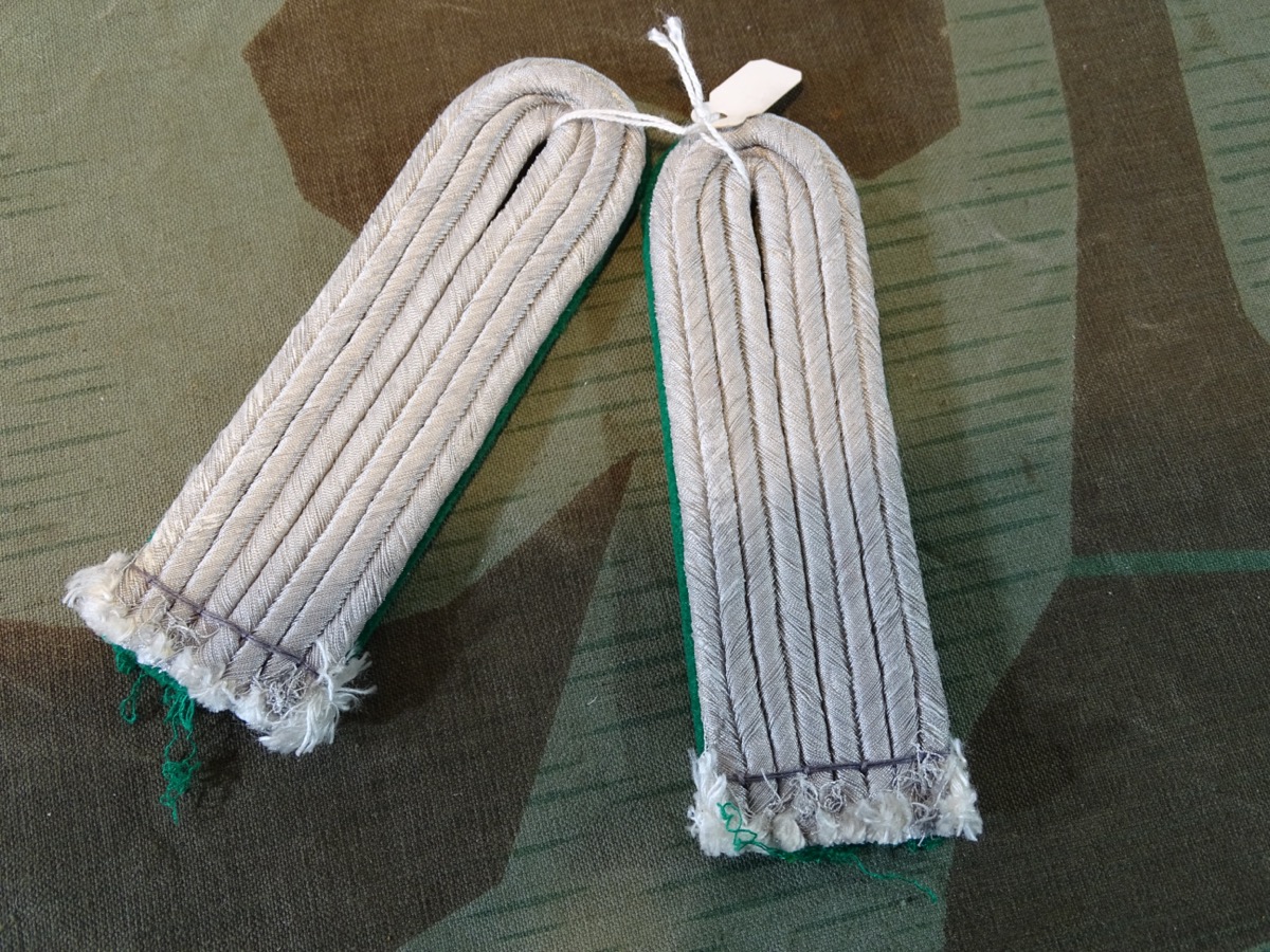 Paar Schulterklappen Wehrmacht, Leutnant Gebirgsjäger/ Jäger zum einnähen, schöner Zustand