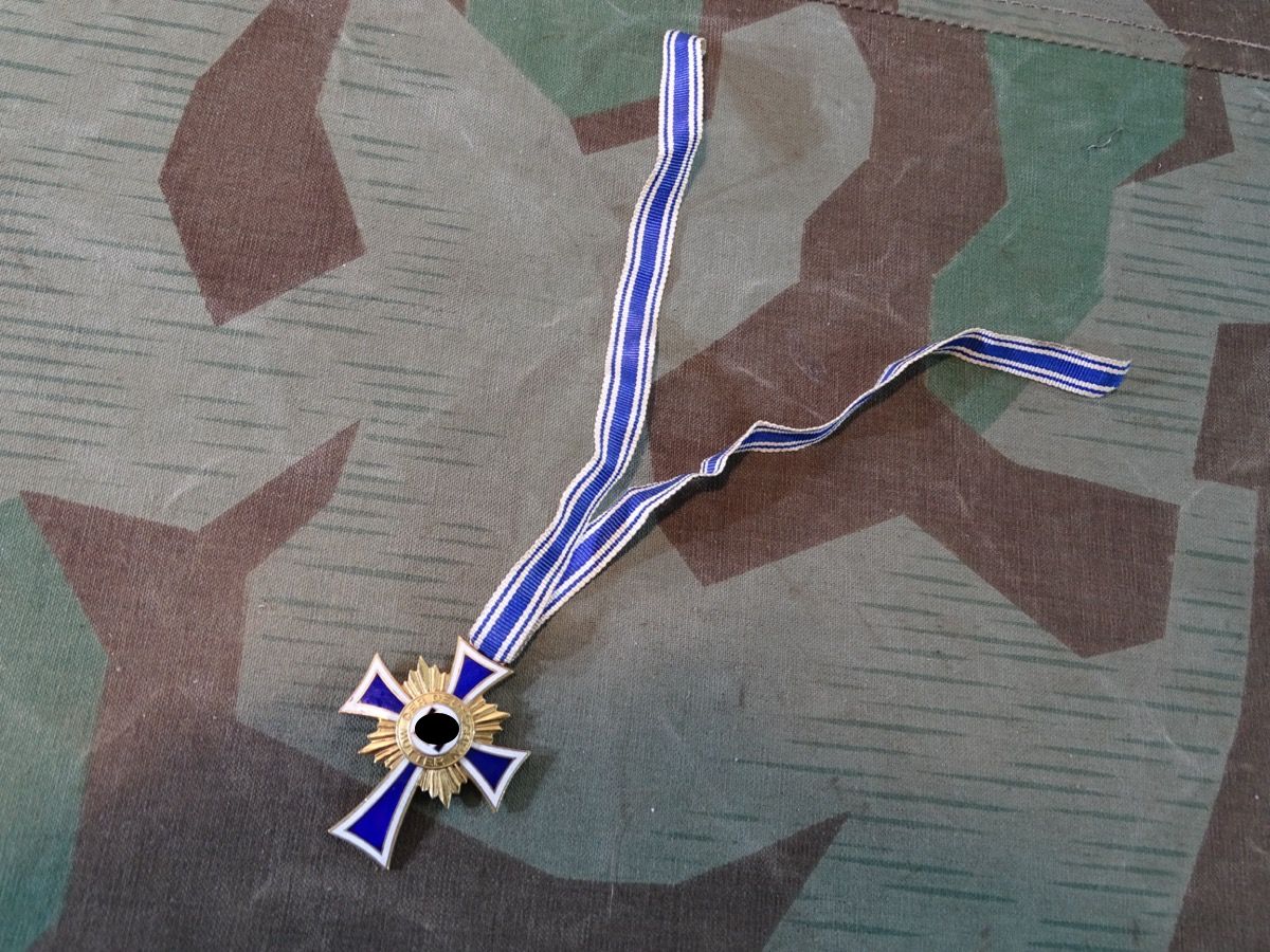 Mutterkreuz / Ehrenkreuz der Deutschen Mutter in Gold mit Bandabschnitt. Mutterkreuz I.Stufe. Emaillechip
