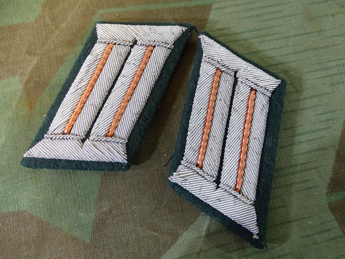Paar Kragenspiegel Offizier der Panzertruppe, Waffenfarbe rosa, guter Zustand