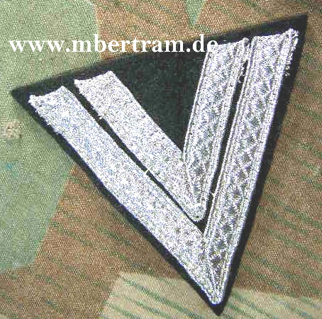 Replik: Obergefreitenwinkel Wehrmacht, dunkelgrüner Stoff.