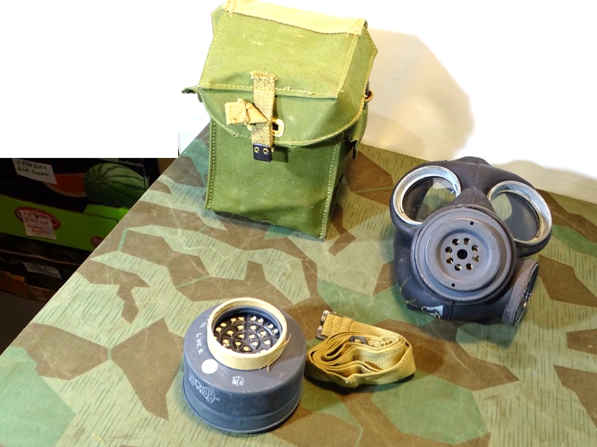 England: Militärgasmaske 2. WK von 1944 mit Tasche, mit Filter, Z 1-2