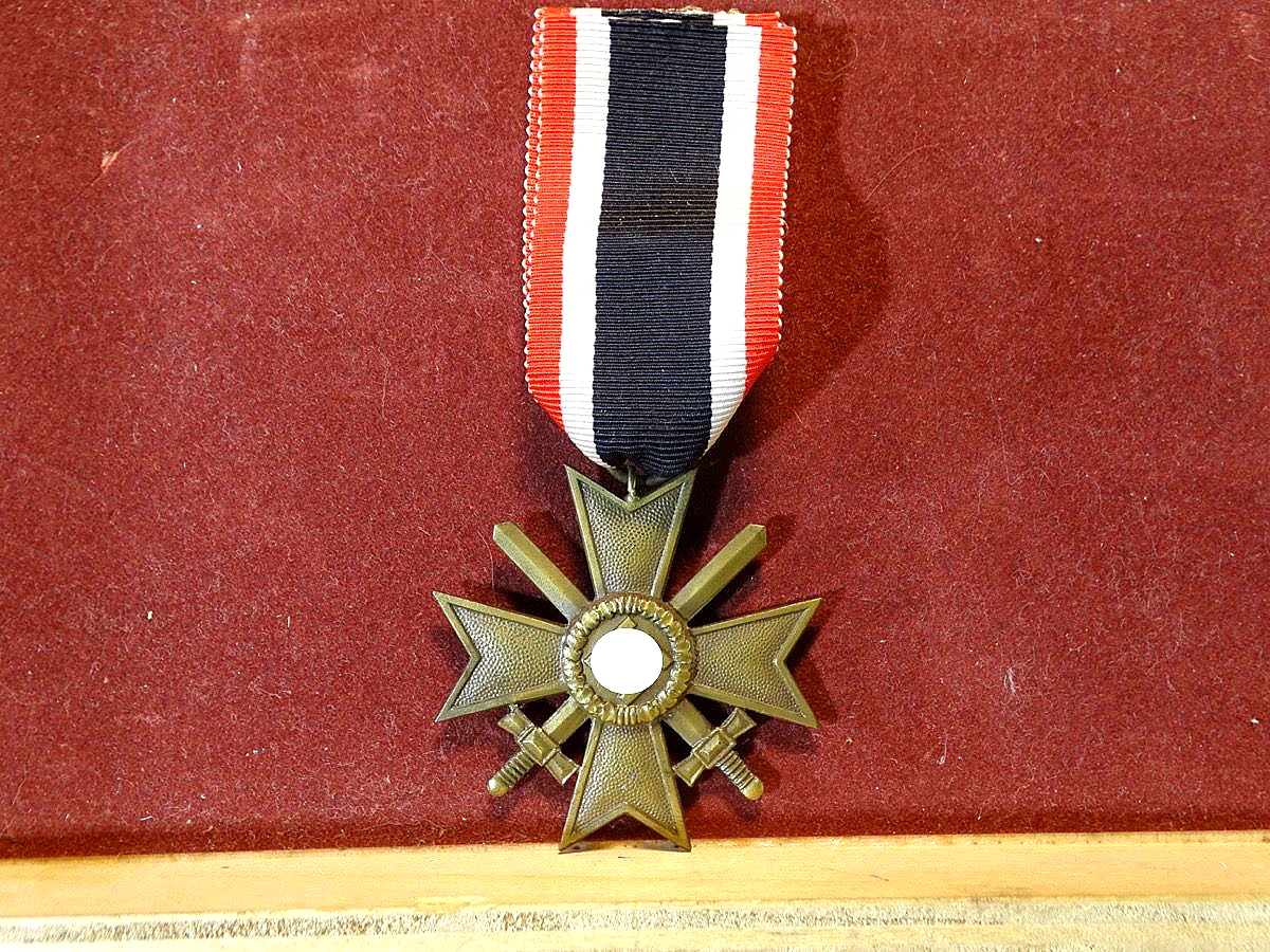 Kriegsverdienstkreuz 1939 mit Schwertern, Buntmetall, o. Hst. Mit Bandabschnitt