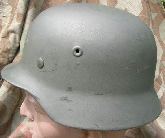 Wehrmachtsstahlhelm, M 40, neu lackiert, altes Leder SE 64