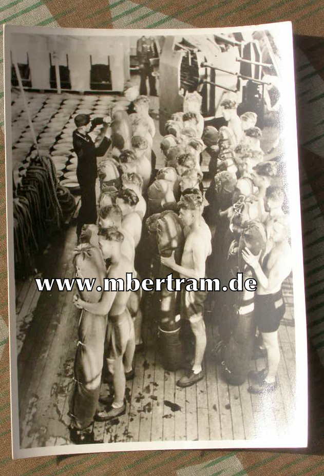 Hängemattenmusterung a. Mitteldeck eines Segelschulschiffs
