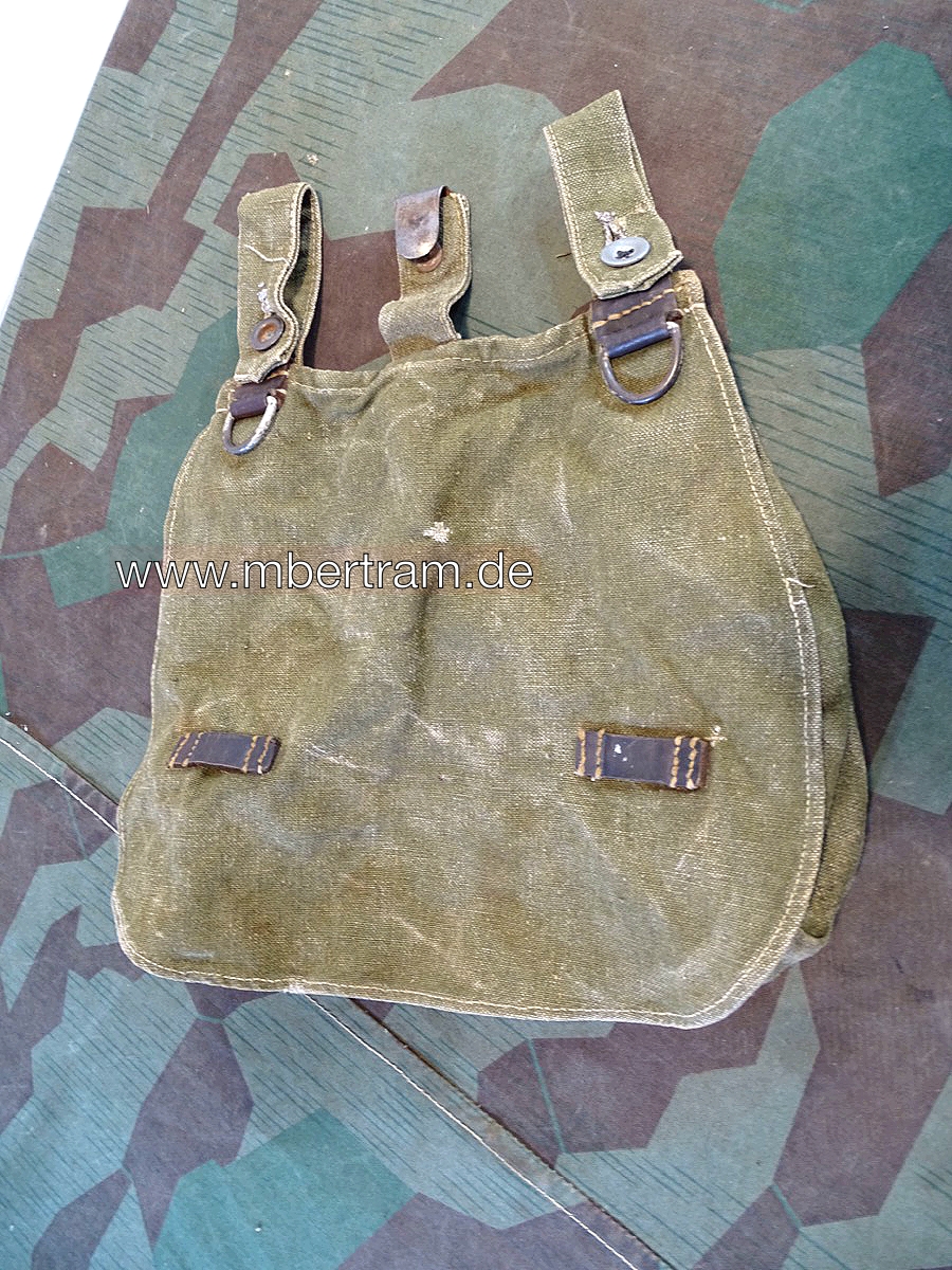 Später Brotbeutel Wehrmacht um 1943/44, mittelgrün mit lackierten Eisenringen