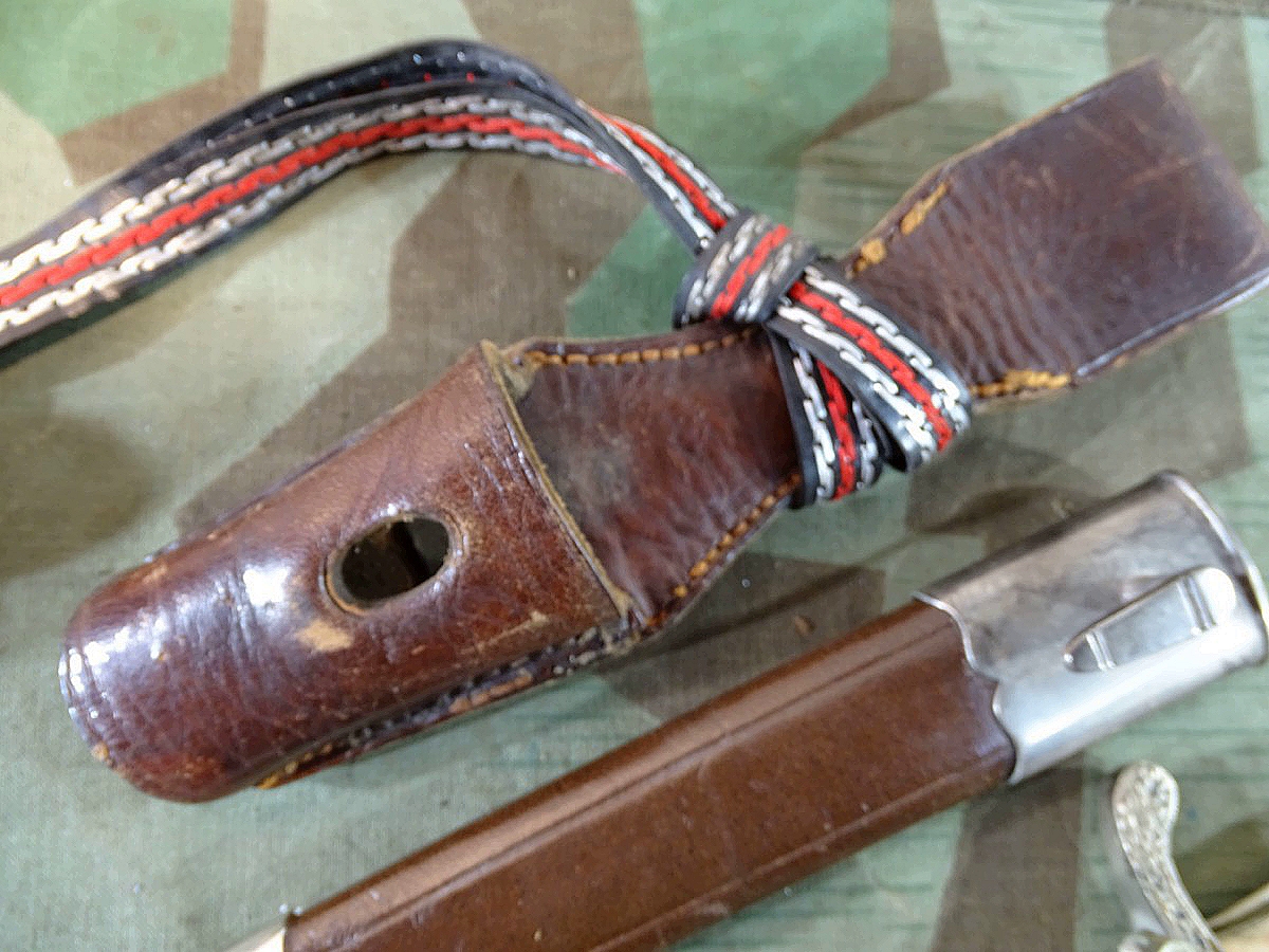 Polizei Extra Seitengewehr mit Klingenätzung Polizeischule Bonn 1937/38, Koppelschuh und Portepee. Polizei Extra Seitengewehr mit Klingenätzung Polizeischule Bonn 1937/38, Koppelschuh und Portepee.
