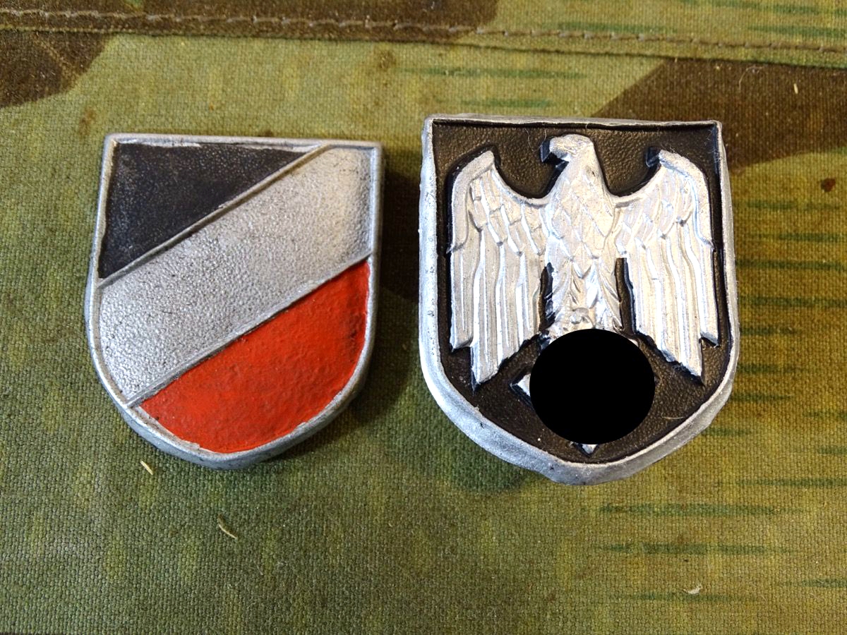 Pärchen Wappen für Wehrmachts Tropenhelm, frühe Stücke, Buntmetall lackiert, alle Splinte