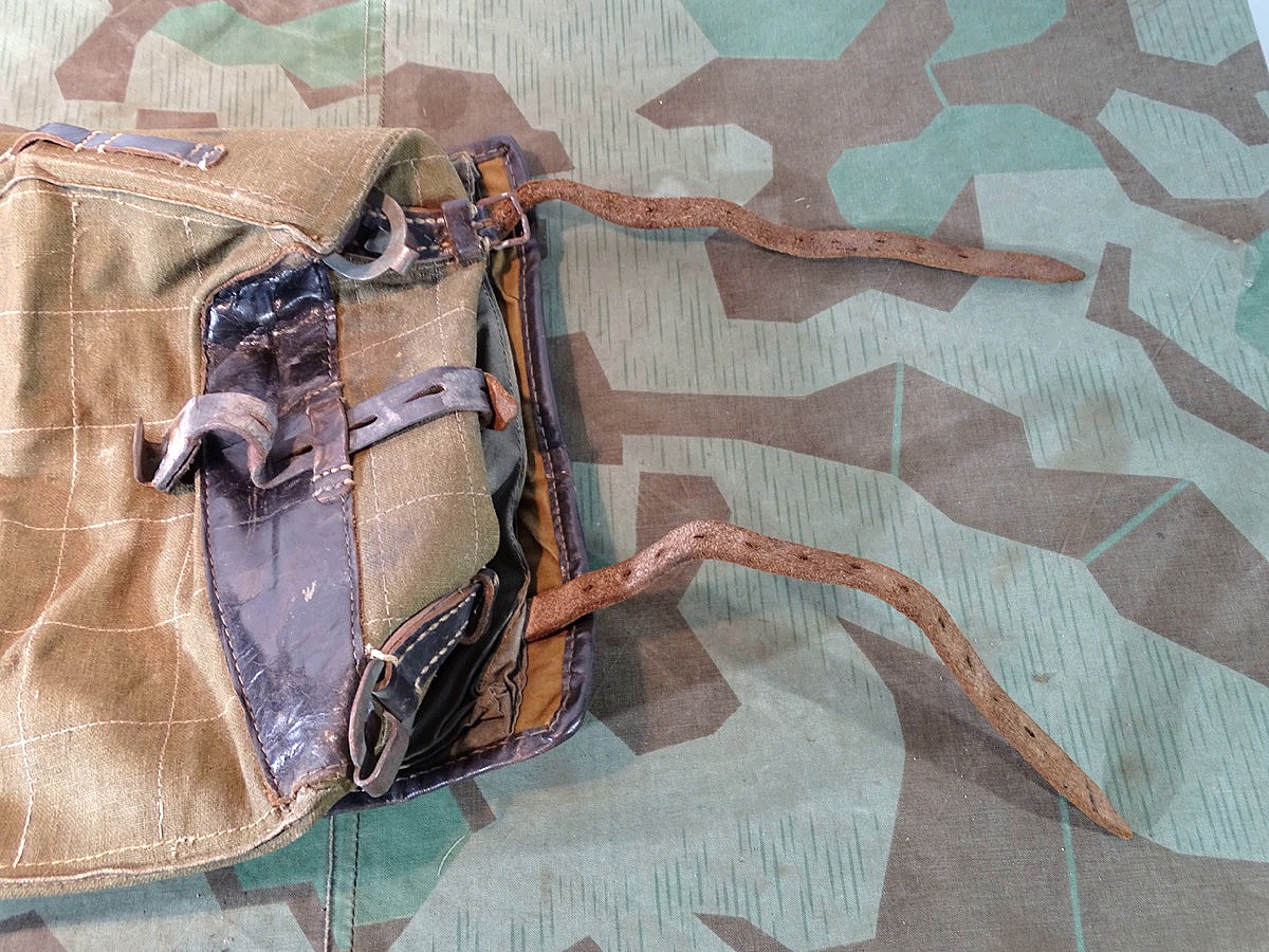 Wehrmacht / Waffen SS Tornister (Affe), Modell 39 "K.W.K 1942 "   mit gutem Fell und kpl. Beriemung