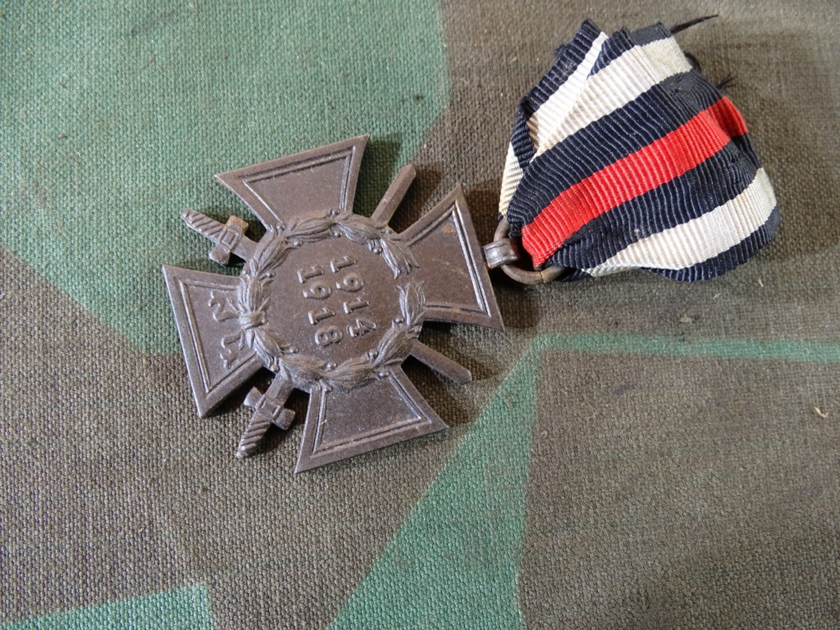 Ehrenkreuz für Frontkämpfer 1914/ 1918 mit Schwertern. Hersteller W.K. 