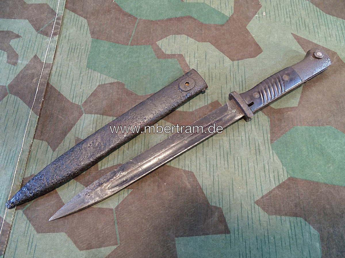 Wehrmachts K 98 Seitengewehr SG 84/98 mit Bakelit Griffschalen 1939, narbig, Aufhänger fehlt.