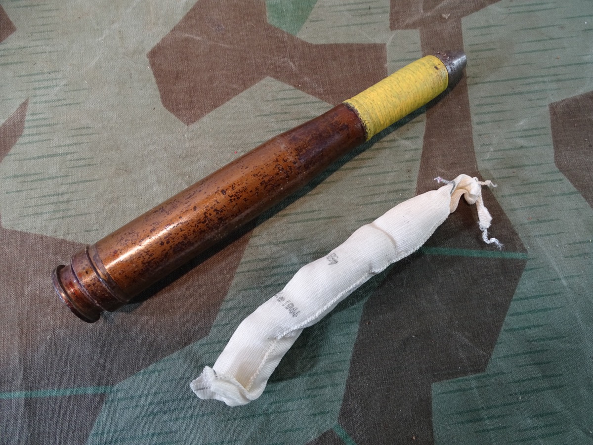 Deko-Patrone 2 cm Flak 38, Stahlhülse, Zünder, Ladungssäckchen 
