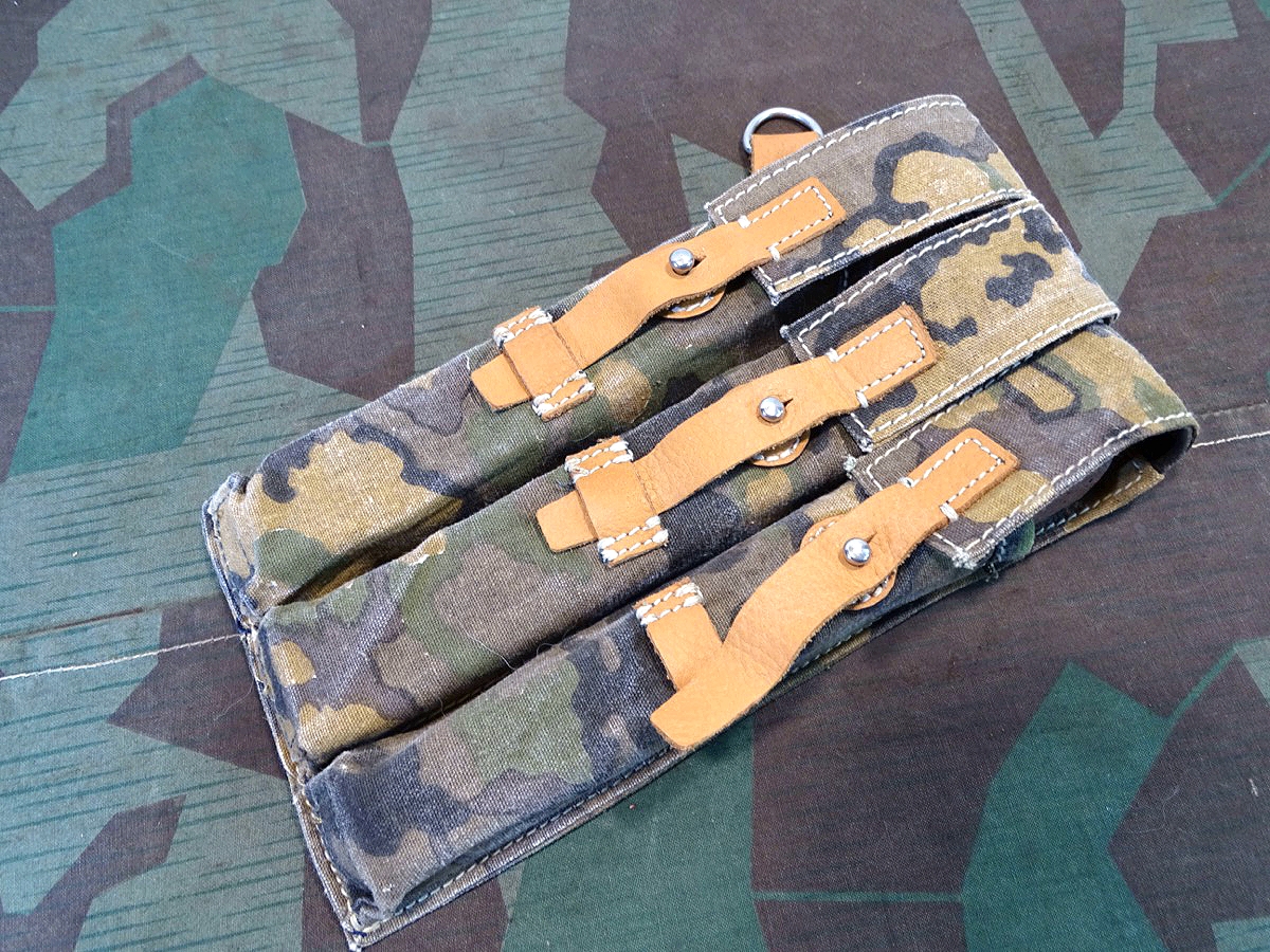 Replik: Waffen SS  MP 40 Magazintasche, gealtert mit Magazin Dummis aus Steinguss. 