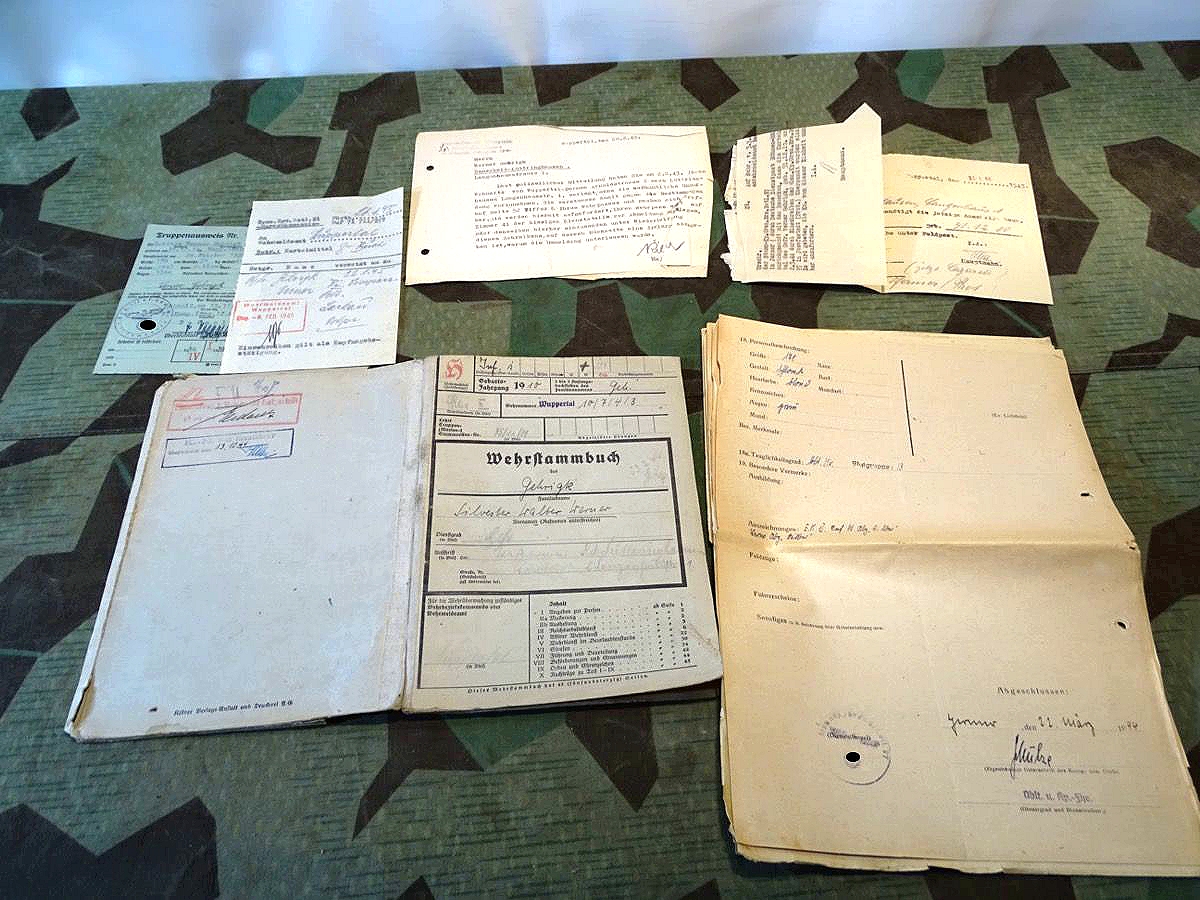 Wehrstammbuch, Truppenausweis, Papiere: Waffenamts Abnahme Obergefreiter Werner G.  5 Orden. 