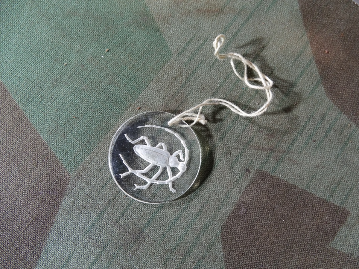 Glasabzeichen "Weidenbock" , Serie " Tiere des Dorfteichs, WHW Reichsstrassensammlung März 1940