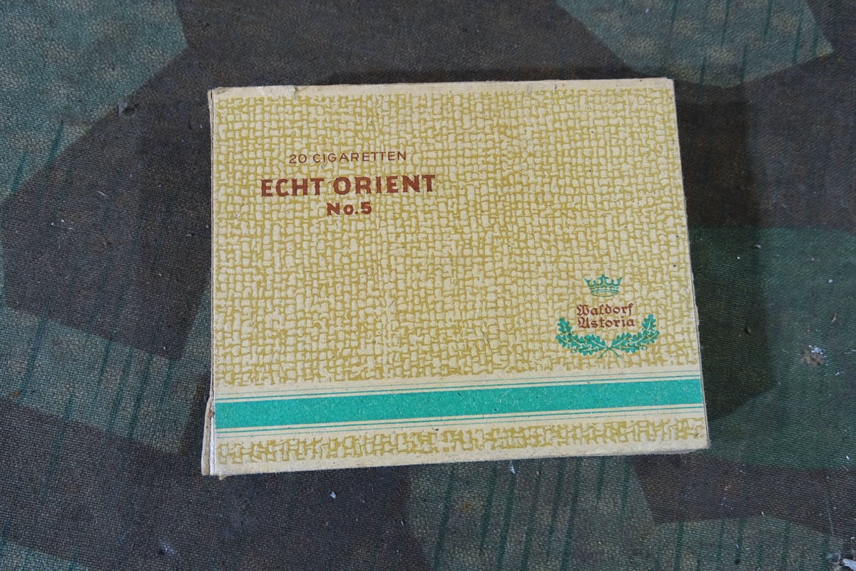 20 Zigaretten Waldorf Astoria, ungeöffnet, 4 Rpf. , Banderole mit Adler / HK