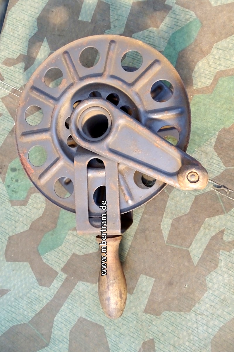Wehrmacht / Waffen SS: Großer Handabroller für Sprengdraht "DZ",  WaA Adler, 1942