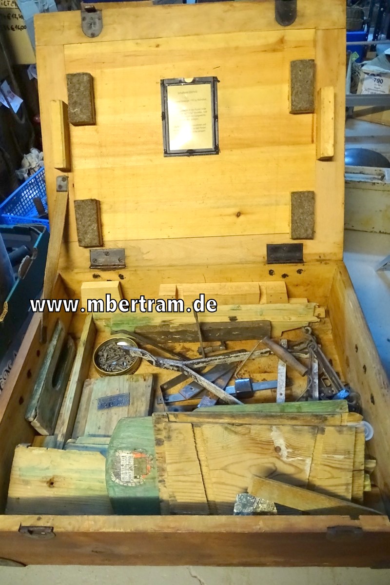 Wehrmachts Kiste " Laufgewichtswaage bis 150 Kg" " dbk 44 WaA" . Ca. 20 kg.