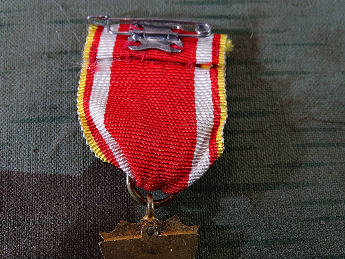 Danziger Kreuz 2. Klasse, vergoldet, emailliert, an Trageband mit Nadel.  Hst.: B.v.A Hülse Berlin. 