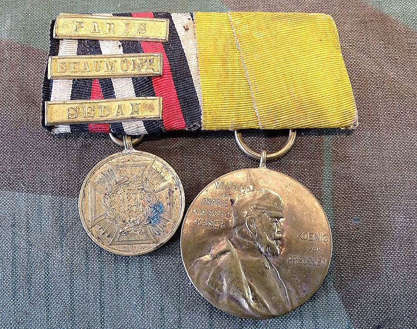 2er Ordensspange eines preuss. Kämpfers von 1871 mit Gefechtsspangen Sedan, Beaumont, Paris.