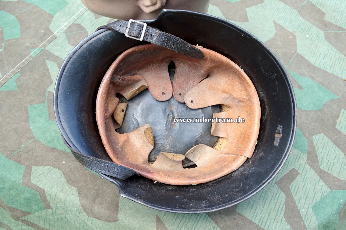 Feuerlöschpolizei Stahlhelm, 2 Originalabzeichen.